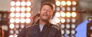 Blake Shelton Makes His Debut AMAs Performance with “Stay Country or Die Tryin'”