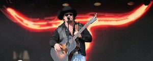 Country Singer Pauses Performance to Spout NSFW Beyoncé Rant: “You Can Tell Her We’re Coming for Her”