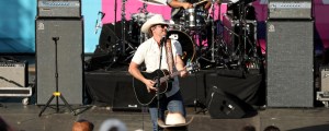 Country Singer Scolds Fans for Disrespecting His Onstage Tribute to Late Sister at Tennessee Show