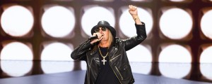 Kid Rock Shocked Young Fan by Giving Him His Saxophone: “Have Fun Tonight”