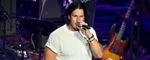 Country Star Offers Newlywed Couple a First Dance They Will Never Forget: “This Is the Sweetest Thing I’ve Ever Seen”