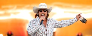 Country Singer Leaps off Stage After Nickelback’s Sound Guy Tries To Boot His Dad From Festival
