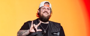 Jelly Roll Struggles To Get Through “I Am Not Okay” After Noticing Little Girl’s Sign About Her Mother’s Death