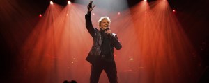 Barry Manilow Reveals Lung Cancer Diagnosis and Reschedules Shows in the Wake of Upcoming Surgery