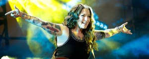 Ashley McBryde Salutes Luke Combs at ACM Honors With “When It Rains It Pours” and “Beer Never Broke My Heart” Performances