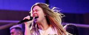 Kelly Clarkson Drops an F-Bomb on Stage for a Hilarious Reason, Delivers a Creepy Good Radiohead Cover