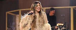Kelly Clarkson Delays Las Vegas Residency Due to Family Emergency