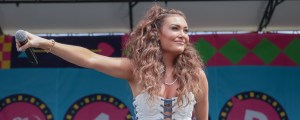 Tearful Country Star Struggles to Perform Heart-Wrenching Divorce Song Live for First Time