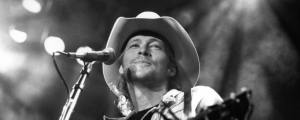 On This Day in 1995, Alan Jackson Released a No. 1 Single Penned by a Pair of Certified Country Legends