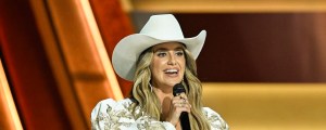 Lainey Wilson Kicks Off ‘New Year’s Eve Live’ in Nashville With a Flawless Performance Of “Hang Tight Honey”
