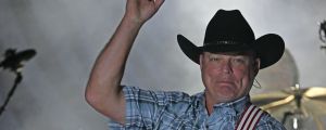 Country Music Hitmaker in Tears After Receiving Incredible Honor at Final Concert