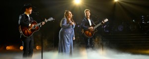 ‘The Voice’ Finale: Reba McEntire and DEK of Hearts Team Up for Festive “Santa Claus Is Coming to Town” Performance
