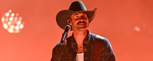 Riley Green Captures Childhood Memories in Emotional “Christmas to Me” Performance at CMA Country Christmas