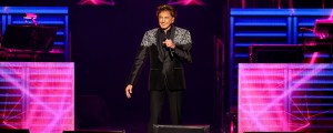 Barry Manilow Postpones Shows Under Doctor’s Guidance Following Cancer Surgery