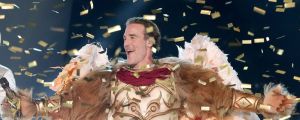 Watch Late ‘Dawson’s Creek’ Star James Van Der Beek Show off His Country Side in ‘The Masked Singer’ Appearance