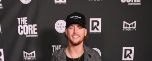 Country Star Makes Surprise Appearance at Beloved Boston Bar, Picks up Everyone’s Tab After Sold-Out Show