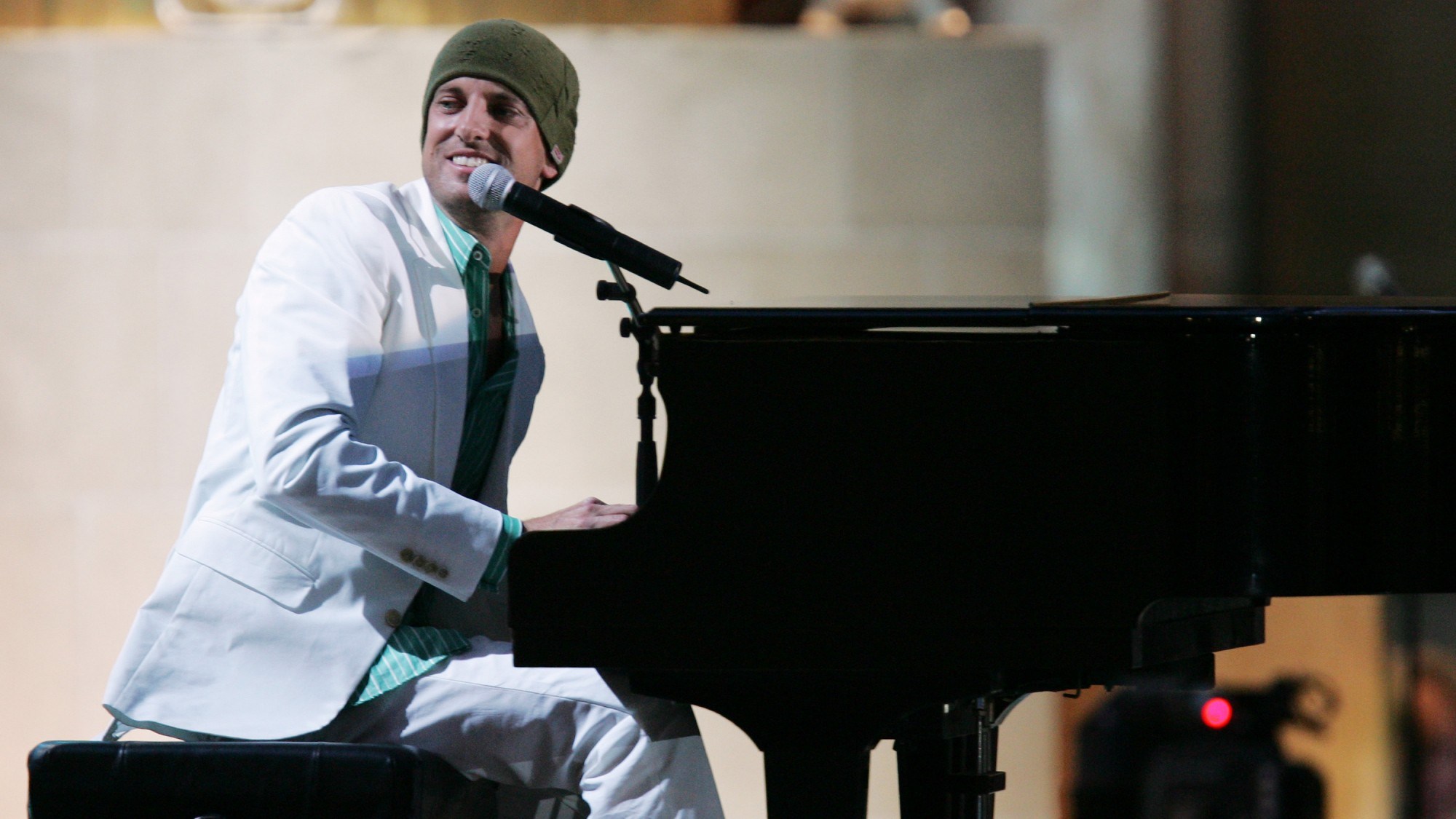 3 One-Hit Wonders From the 2000s We Hear All the Time in Shopping Malls and Grocery Stores