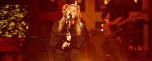 Kelly Clarkson Magnificently Singing Amy Grant’s Modern Holiday Classic Brought Tears to My Eyes on Easter