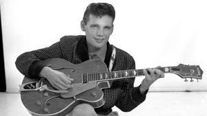 2 Years Ago Today, We Lost the Guitar Pioneer Who Influenced The Beatles, Bruce Springsteen, and Mark Knopfler