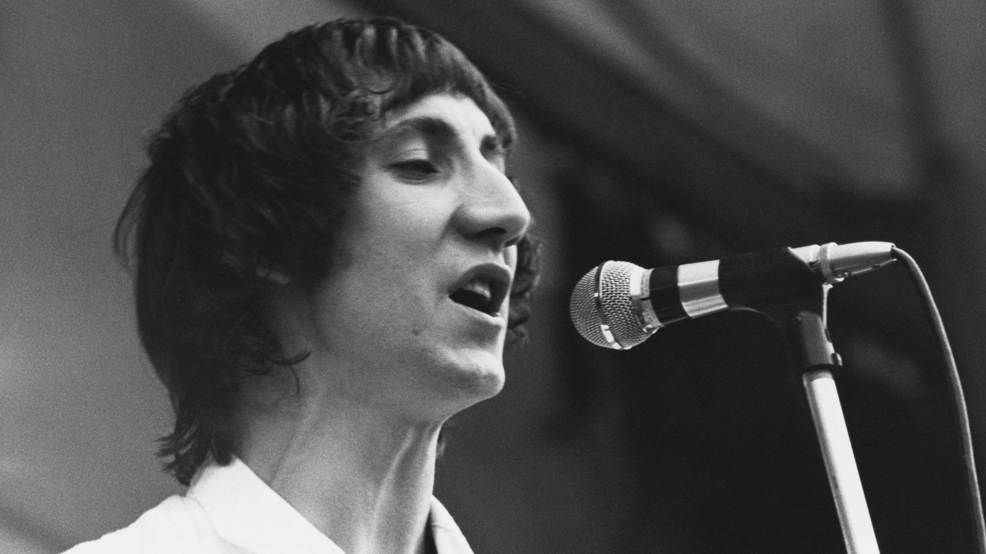 The Story Behind the First Rocker to Ever Smash His Guitar on Stage ...