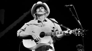 3 Country Songs From the 1990s That Bring Back the Friends You Never Forgot