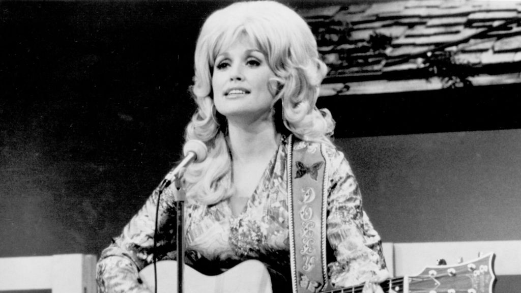 4 Lyrics That Prove Dolly Parton Was Always Wise Beyond Her Years