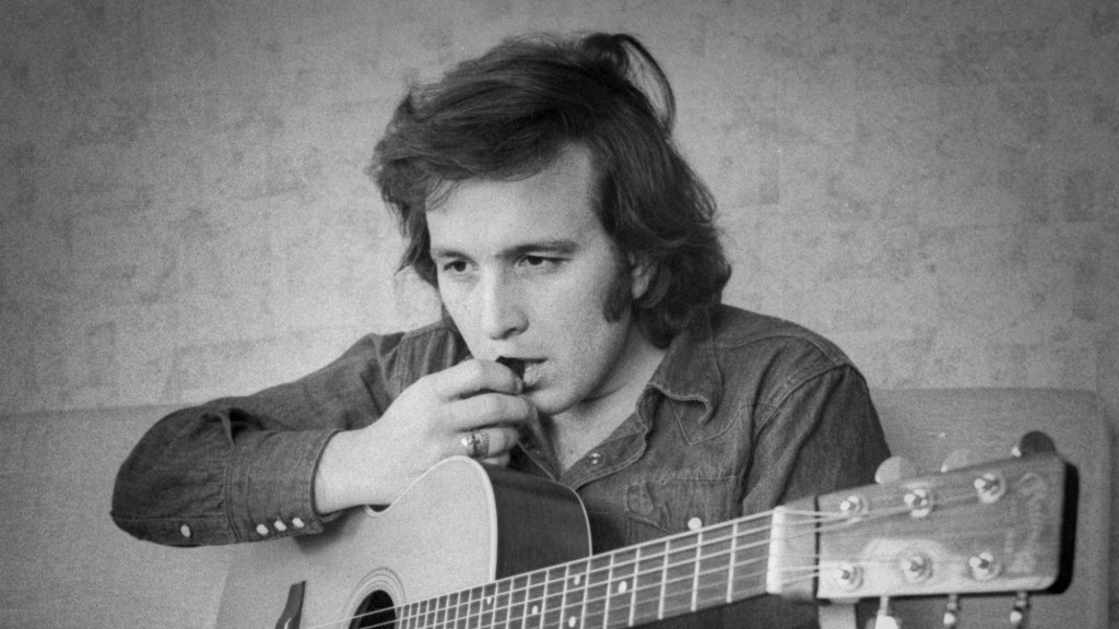 3 Folk Singer-Songwriters From the 70s You Can Probably Recognize (Even if You Canโt Name Them)
