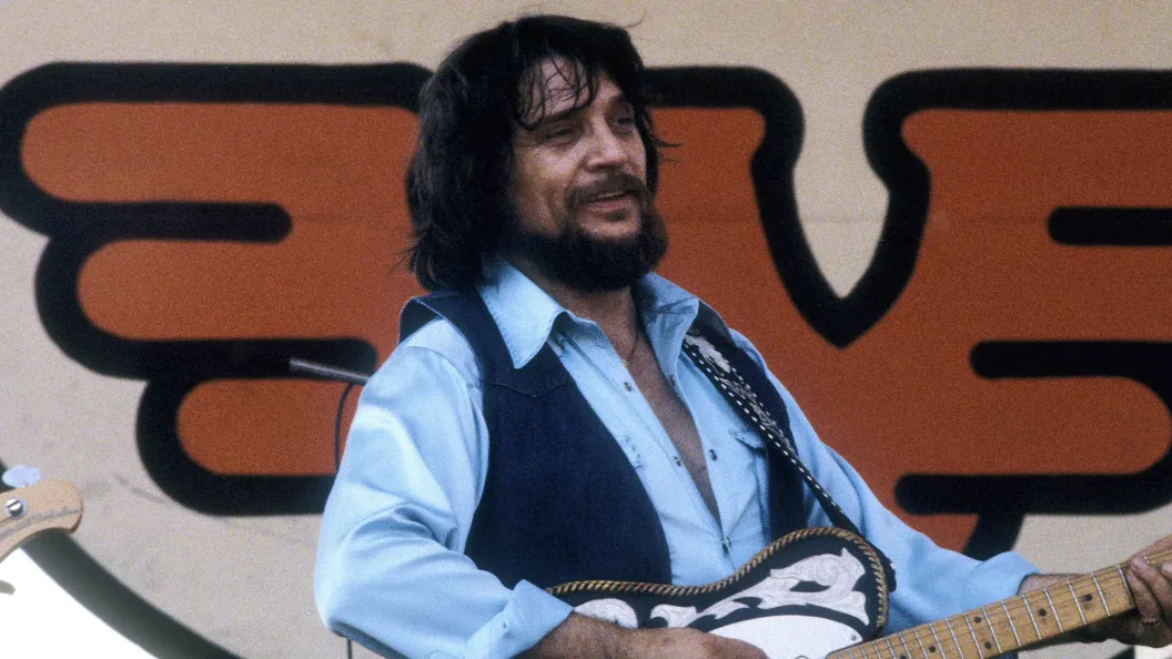 If Waylon Jennings Didn’t Want to Be Outlaw Country, He Shouldn’t Have Released This No. 1 Hit If Waylon Jennings Didn’t Want to Be Outlaw Country, He Shouldn’t Have Released This No. 1 Hit
