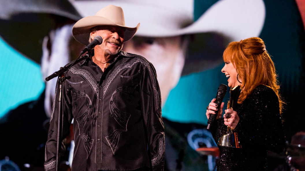 “I Love You With All My Heart”: Reba McEntire’s Emotional Tribute to Alan Jackson at His Final Show “I Love You With All My Heart”: Reba McEntire’s Emotional Tribute to Alan Jackson at His Final Show
