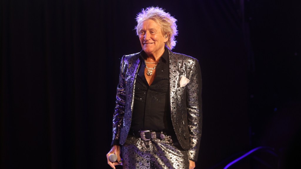 “The Show Must Go On”: Rod Stewart Uses Oxygen Tank Onstage After Medical Scare