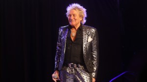 “The Show Must Go On”: Rod Stewart Uses Oxygen Tank Onstage After Medical Scare