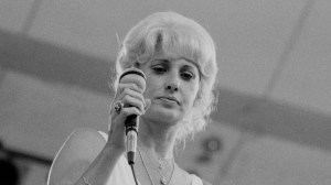 On This Day in 1968, Tammy Wynette Released Her First No. 1 Album—Driven by an Unforgettable Hit Single