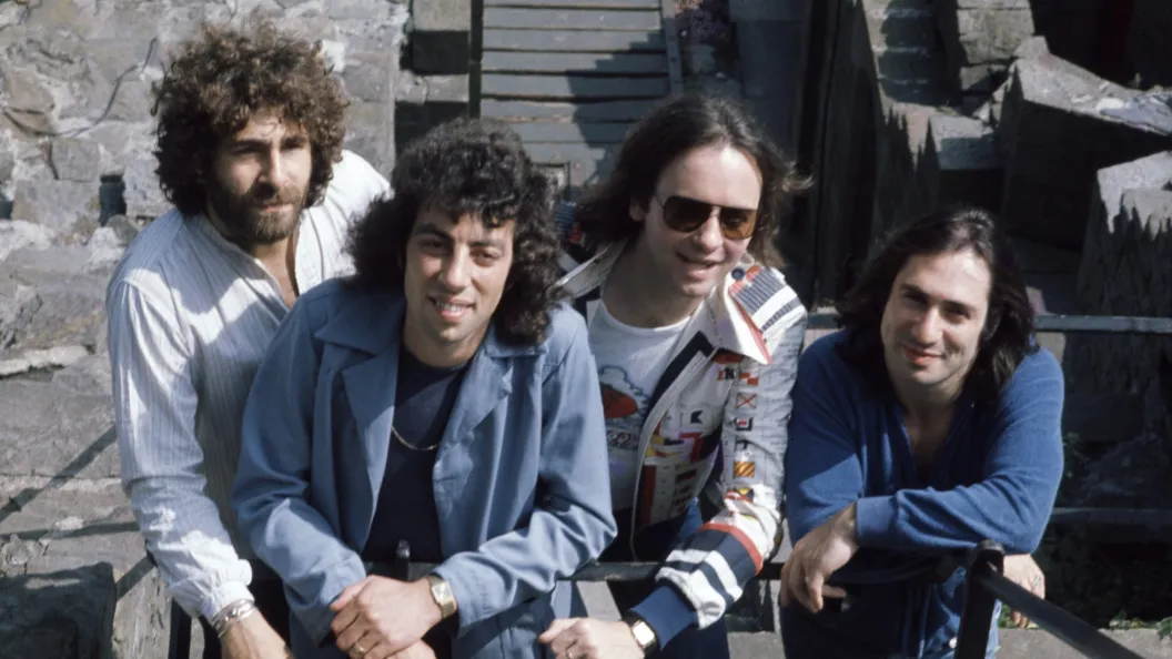 If You Were a Teen in 1975, These Songs Defined Your Young Romances If You Were a Teen in 1975, These Songs Defined Your Young Romances