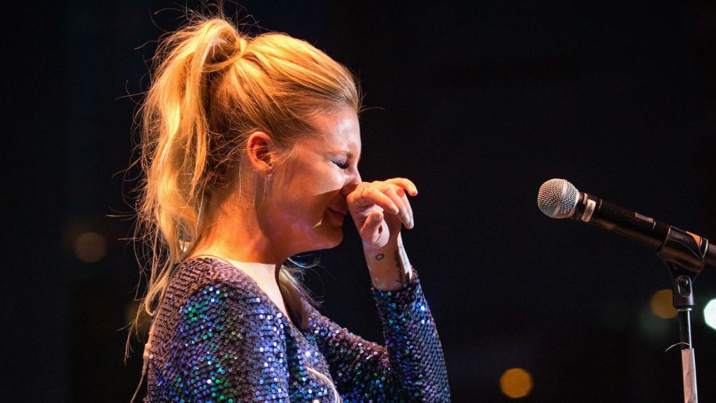 Kelsea Ballerini Breaks Down Mid-Performance After Heartbreaking Loss