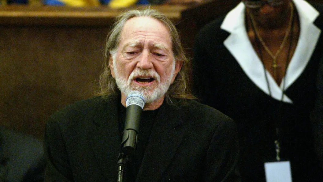 21 Years Ago Today, Willie Nelson and Glen Campbell Led a Stunning (And Heartbreaking) Farewell to the “Genius of Soul” 21 Years Ago Today, Willie Nelson and Glen Campbell Led a Stunning (And Heartbreaking) Farewell to the “Genius of Soul”