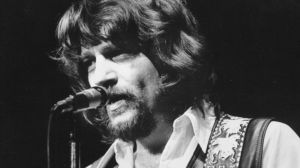 Waylon Jennings Once Recalled the Pivotal Moment He Heard This Musical Icon for the First Time: “It Went up My Spine”