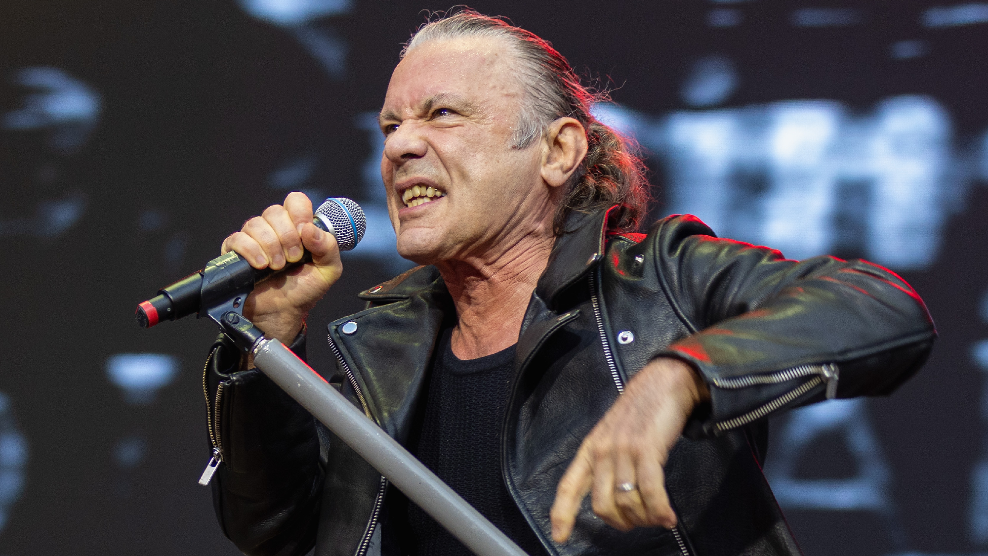 يشارك بروس ديكنسون من Iron Maiden التكلفة المفجعة للشهرة: “لم أكن هناك لأنني كنت في جولة”