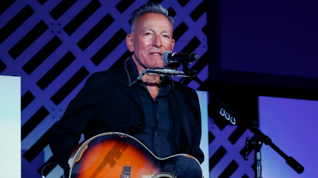 Bruce Springsteen โHeartbrokenโ Over the Death of His Dear Friend and a Pioneering Music Legend