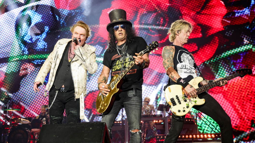 Watch Guns N’ Roses Unleash “Welcome to the Jungle” at Illinois Tour Stop Watch Guns N’ Roses Unleash “Welcome to the Jungle” at Illinois Tour Stop