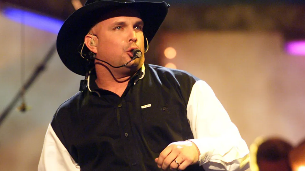 28 Years Ago Today, Garth Brooks Reached No. 1 With a Bob Dylan Song His Future Wife Also Covered 28 Years Ago Today, Garth Brooks Reached No. 1 With a Bob Dylan Song His Future Wife Also Covered