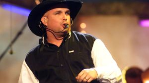 28 Years Ago Today, Garth Brooks Reached No. 1 With a Bob Dylan Song His Future Wife Also Covered