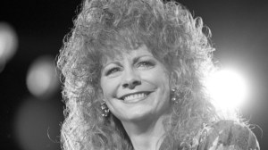 On This Day in 1989, Reba McEntire Hit No. 1 With a Song First Made Famous by a Legendary Brother Duo Nearly Three Decades Earlier