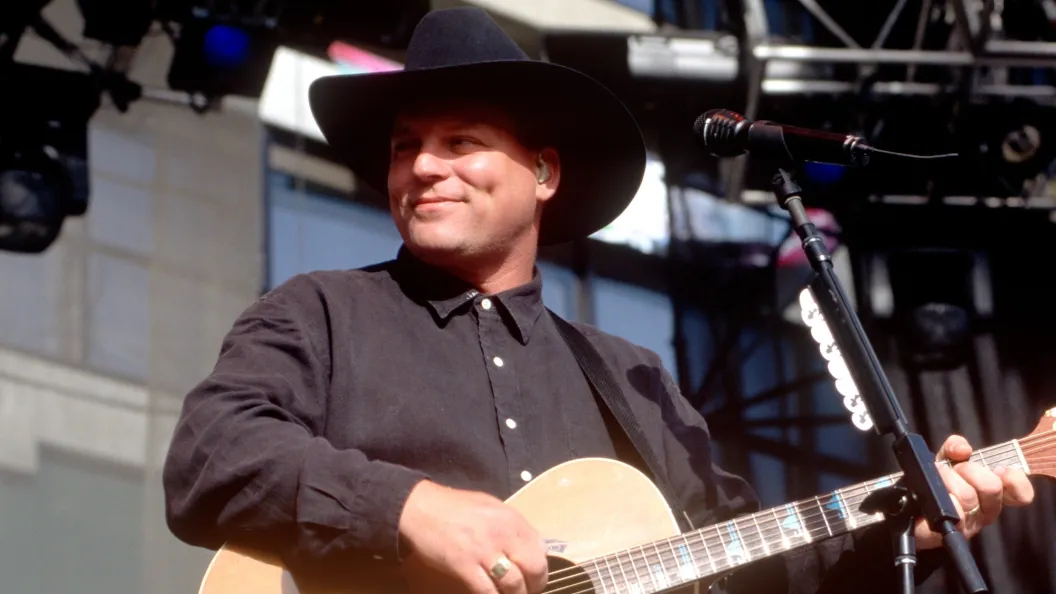 3 Country Songs That Every Small-Town Radio Station Played in 1995 3 Country Songs That Every Small-Town Radio Station Played in 1995