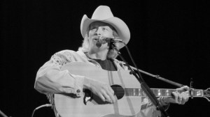 On This Day in 1991, Alan Jackson Was at No. 1 With a Song He Rerecorded With Alvin & the Chipmunks