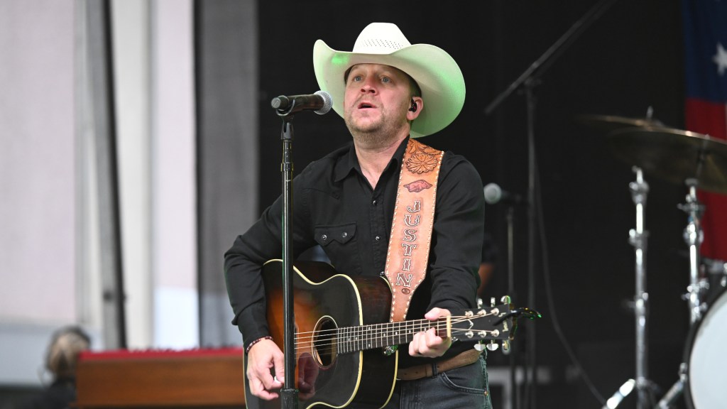 “I Let Down My Band, My Crew, and Most Importantly God”: Country Star Returns to the Stage Sober After Rehab