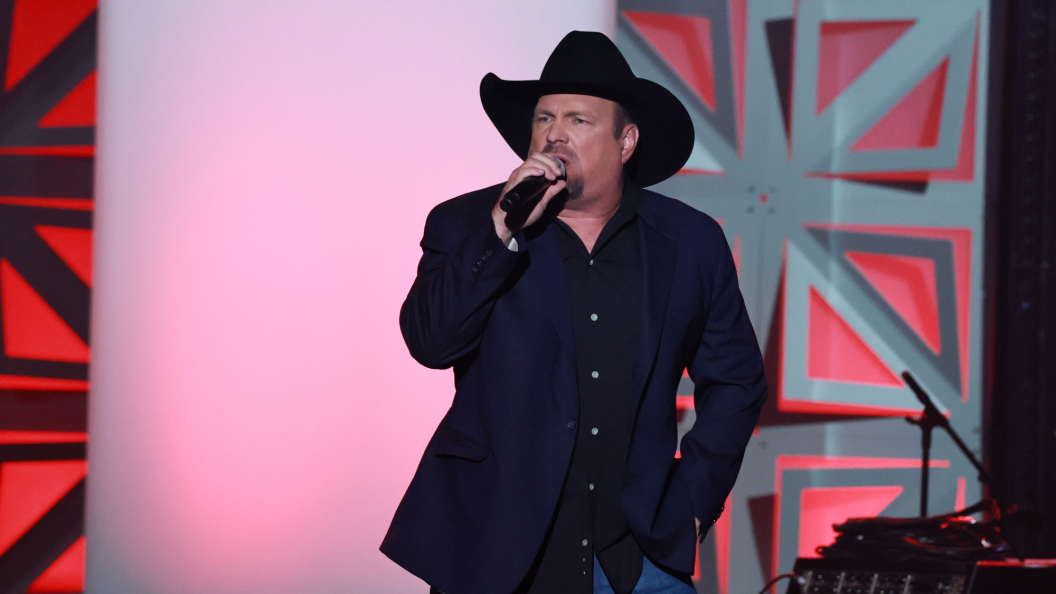 Garth Brooks Turns Record-Setting Crowd Into One Giant Singalong With Billy Joel’s “Piano Man” Garth Brooks Turns Record-Setting Crowd Into One Giant Singalong With Billy Joel’s “Piano Man”