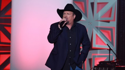 Garth Brooks Turns Record-Setting Crowd Into One Giant Singalong With Billy Joel’s “Piano Man”