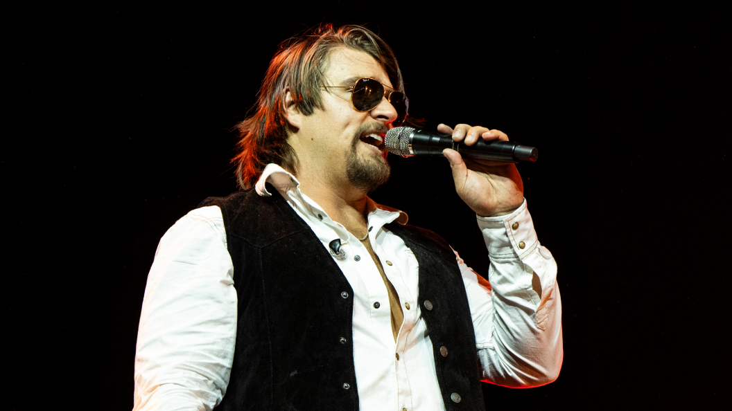 Good Luck Getting Any Sleep: Gavin Adcock’s End-of-Tour Gift for Morgan Wallen Is Pure Chaos Good Luck Getting Any Sleep: Gavin Adcock’s End-of-Tour Gift for Morgan Wallen Is Pure Chaos