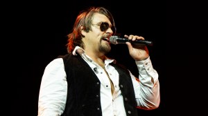 Good Luck Getting Any Sleep: Gavin Adcock’s End-of-Tour Gift for Morgan Wallen Is Pure Chaos