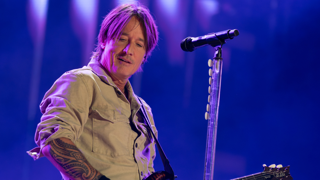 Keith Urban Plays Surprise Set on NYC Ferry, Reacts To Playful Roasting From the Crowd Keith Urban Plays Surprise Set on NYC Ferry, Reacts To Playful Roasting From the Crowd